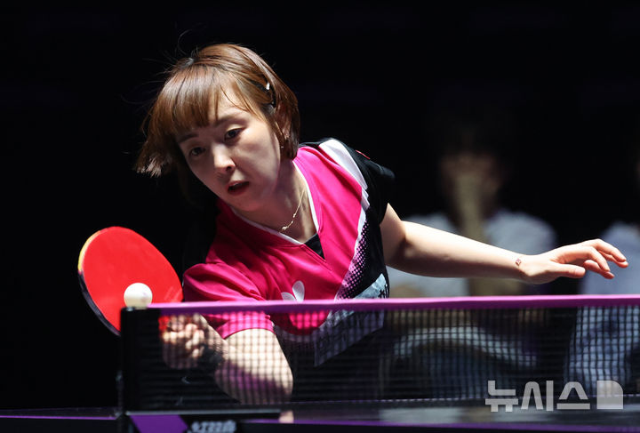 [인천=뉴시스] 전진환 기자 = 1일 인천 중구 인스파이어 아레나에서 열린 WTT(월드테이블테니스) 챔피언스 인천 2025 대회 32강경기에서 서효원(대한민국)이 주위링(마카오)을 상대로 경기를 펼치고 있다. 2025.04.01. amin2@newsis.com