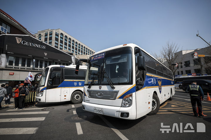 [서울=뉴시스] 정병혁 기자 =&nbsp; 윤석열 전 대통령 파면 결정 당시 분노해 경찰 버스를 파손한 혐의로 재판에 넘겨진 30대 남성이 1심에서 징역형 집행유예를 선고받았다. 사진은 윤 전 대통령 탄핵심판 선고일이 결정된 지난 4월 1일 서울 종로구 헌법재판소 인근에 경찰버스가 도착하는 모습. 2025.04.01. jhope@newsis.com