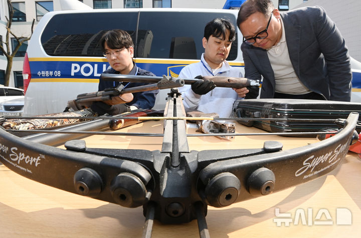 [수원=뉴시스] 김종택 기자 = 불법무기류 자진신고 기간인 1일 경기도 수원중부경찰서 범죄예방대응과 관계자들이 보관중인 총기류 등을 살펴보고 있다. 이번 자진신고 대상은 허가 없이 소지하고 있거나 소지 허가가 취소된 총기, 화약류, 도검, 전자충격기, 석궁 등 불법무기류 일체다. 2025.04.01. jtk@newsis.com