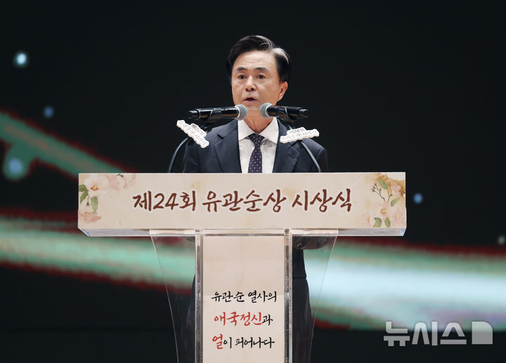 [서울=뉴시스] 김진아 기자 = 유관순상위원회 위원장인 김태흠 충남지사가 1일 서울 코엑스에서 열린 제24회 유관순상 시상식에서 식사를 하고 있다. 2025.04.01. bluesoda@newsis.com