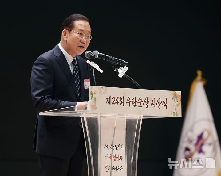 [서울=뉴시스] 김진아 기자 = 권영세 국민의힘 비상대책위원장이 1일 서울 코엑스에서 열린 제24회 유관순상 시상식에서 축사를 하고 있다. 2025.04.01. bluesoda@newsis.com