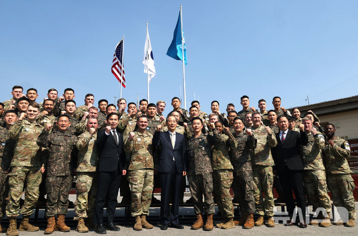 [파주=뉴시스] 최진석 기자 = 한덕수 대통령 권한대행 국무총리가 1일 경기도 파주 공동경비구역(JSA) 대대에서 한미 장병들과 기념촬영하고 있다. (대통령실통신사진기자단) 2025.04.01. myjs@newsis.com