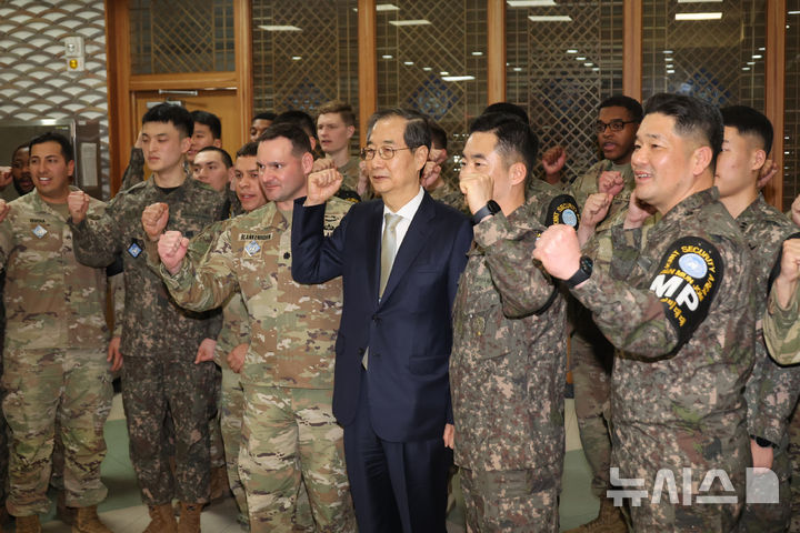 [파주=뉴시스] 최진석 기자 = 한덕수 대통령 권한대행 국무총리가 1일 경기도 파주 공동경비구역(JSA) 대대에서 한미 장병들과 기념촬영하고 있다. (대통령실통신사진기자단) 2025.04.01. myjs@newsis.com