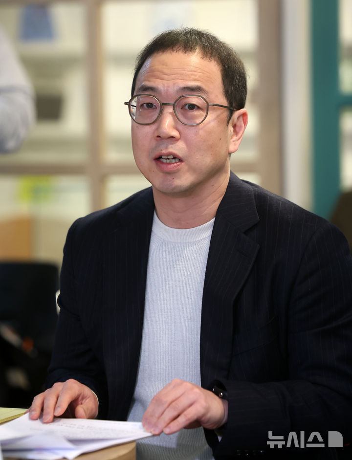 [서울=뉴시스] 홍효식 기자 = 송병준 벤처기업협회 회장이 지난 4월1일 서울 구로구 벤처기업협회 이민화라이브러리에서 열린 국민의힘 원내대표 초청 혁신벤처업계 활력 회복을 위한 현장간담회에서 발언하고 있다. 2025.12.01. yesphoto@newsis.com