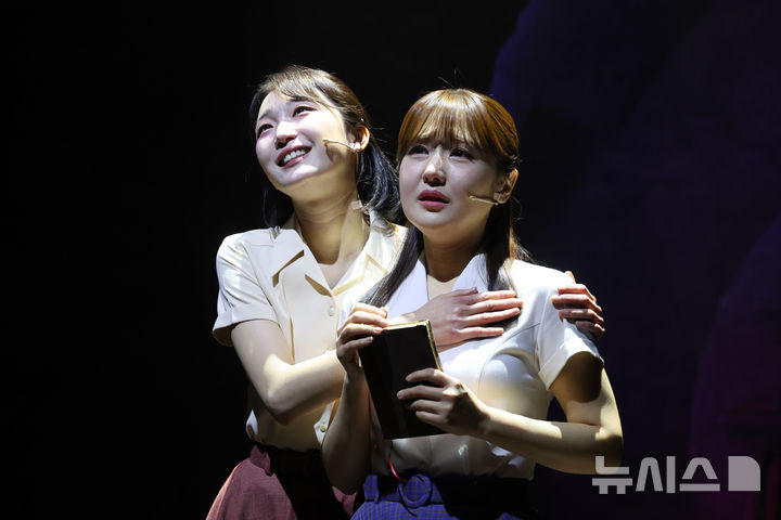 [서울=뉴시스] 박진희 기자 = 뮤지컬 '라흐 헤스트' 출연 배우들이 1일 서울 종로구 대학로 예스24스테이지에서 주요 장면을 시연하고 있다. 실존인물 김향안의 이야기를 담아낸 뮤지컬 '라흐 헤스트'는 두 가지 시간 축으로 나누어 '천재 시인' 이상과 만나고 사별했던 '동림'(변동림;김향안의 본명)'의 삶과 추상미술의 선구자 김환기 화백과 만나고 여생을 함께한 '향안'의 삶을 섬세하게 표현한다. 2025.04.01. pak7130@newsis.com