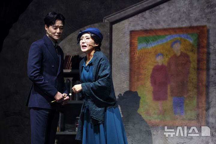 [서울=뉴시스] 박진희 기자 = 뮤지컬 '라흐 헤스트' 출연 배우들이 1일 서울 종로구 대학로 예스24스테이지에서 주요 장면을 시연하고 있다. 실존인물 김향안의 이야기를 담아낸 뮤지컬 '라흐 헤스트'는 두 가지 시간 축으로 나누어 '천재 시인' 이상과 만나고 사별했던 '동림'(변동림;김향안의 본명)'의 삶과 추상미술의 선구자 김환기 화백과 만나고 여생을 함께한 '향안'의 삶을 섬세하게 표현한다. 2025.04.01. pak7130@newsis.com