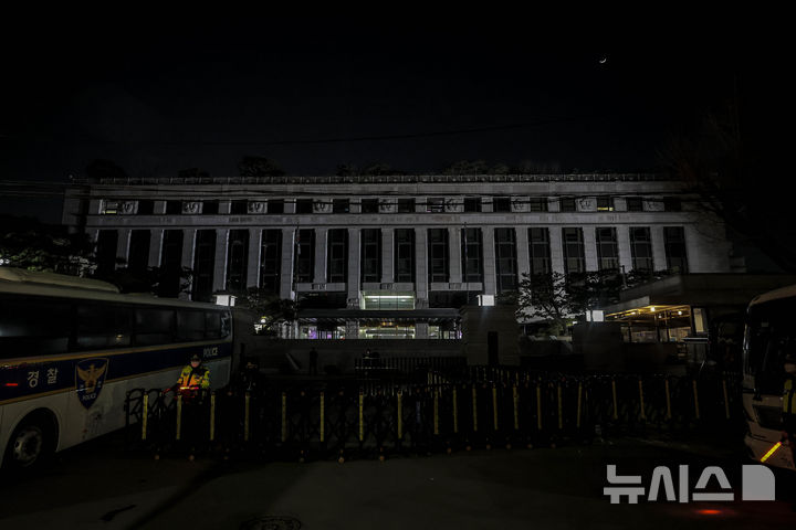 [서울=뉴시스] 정병혁 기자 = 윤석열 대통령 탄핵심판 선고일이 결정된 1일 서울 종로구 헌법재판소 앞에서 경찰이 근무를 서고 있다. 2025.04.01. jhope@newsis.com