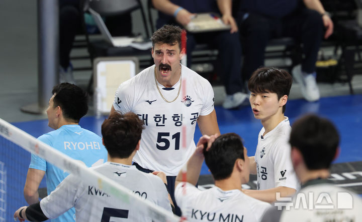 [천안=뉴시스] 김명년 기자 = 1일 오후 충남 천안시 유관순체육관에서 열린 2024-2025 V-리그 남자부 챔피언결정전 1차전 현대캐피탈과 대한항공의 경기, 대한항공 러셀이 기뻐하고 있다. 2025.04.01. kmn@newsis.com