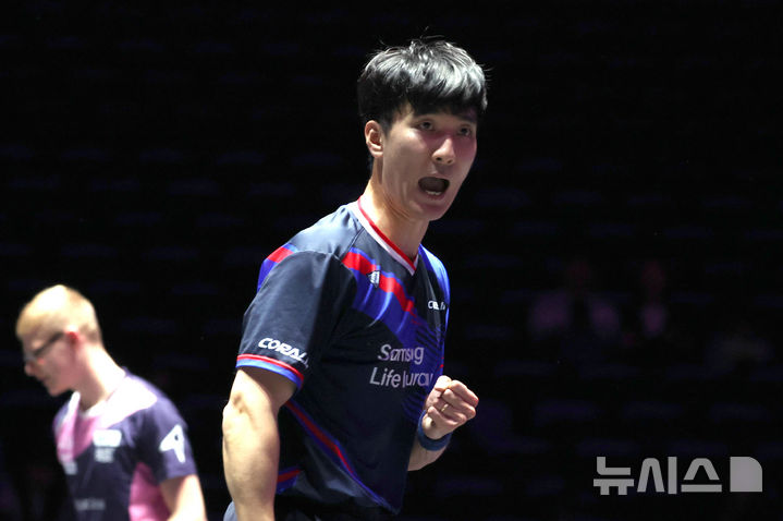 [인천=뉴시스] 전진환 기자 = 1일 인천 중구 인스파이어 아레나에서 열린 WTT(월드테이블테니스) 챔피언스 인천 2025 대회 32강 경기에서 이상수(대한민국)이 펠릭스 르브룅(프랑스)를 상대로 득점 후 환호하고 있다. 2025.04.01. amin2@newsis.com