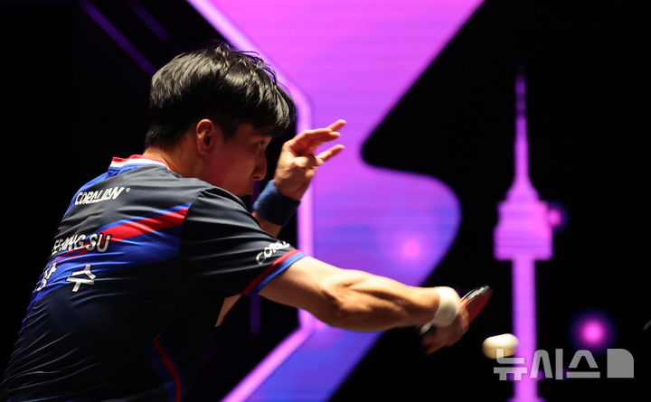 [인천=뉴시스] 전진환 기자 = 1일 인천 중구 인스파이어 아레나에서 열린 WTT(월드테이블테니스) 챔피언스 인천 2025 대회 32강 경기에서 이상수(대한민국)이 펠릭스 르브룅(프랑스)를 상대로 경기를 펼치고 있다. 2025.04.01. amin2@newsis.com