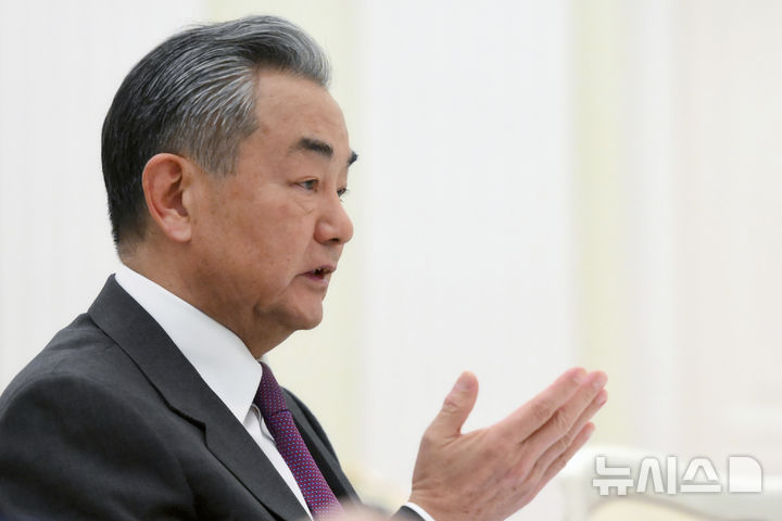 [모스크바=AP/뉴시스]왕이 중국 외교부장이 1일(현지 시간) 러시아 모스크바에서 블라디미르 푸틴 대통령을 예방하고 있다. 2025.04.02.