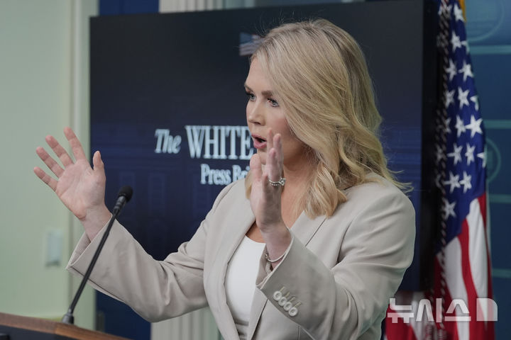[워싱턴=AP/뉴시스]캐롤라인 레빗 미국 백악관 대변인이 1일(현지 시간) 정례브리핑에서 취재진 질문에 답하고 있다. 2025.04.02.