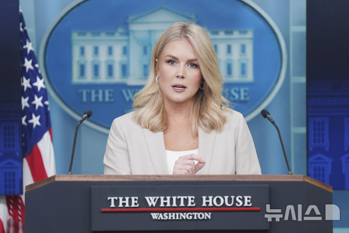 [워싱턴=AP/뉴시스]캐롤라인 레빗 미국 백악관 대변인이 1일(현지 시간) 정례브리핑에서 취재진 질문에 답하고 있다. 2025.04.02.