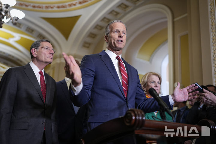 [워싱턴=AP/뉴시스] 미국 상원 공화당 1인자인 존 튠(사우스다코타) 원내대표는 22일(현지 시간) 블라디미르 푸틴 러시아 대통령이 진정성 있는 즉각적인 휴전안을 제시하지 않으면 새로운 제재에 직면하게 될 것이라고 경고했다. 사진은 튠 원내대표가 지난달 1일 워싱턴 국회의사당에서 도널드 트럼프 미국 대통령의 관세 관련 발표를 앞두고 기자들과 이야기하는 모습. 2025.05.23. 