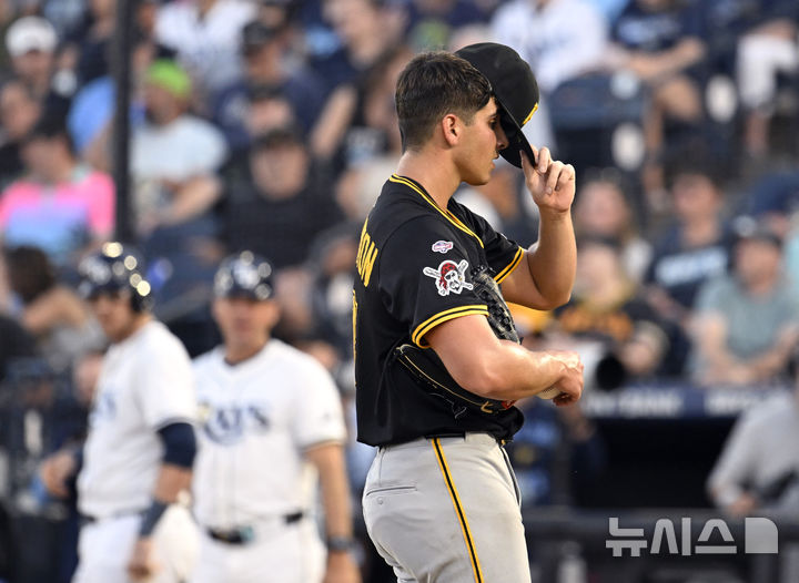 [탬파=AP/뉴시스] 미국 메이저리그(MLB) 피츠버그 파이리츠 투수 토마스 해링턴이 1일(현지 시간) 미국 플로리다주 탬파에서 열린 2025 MLB 탬파베이 레이스와의 경기에서 1회말 볼넷을 내준 후 모자를 고쳐 쓰고 있다. 2025.04.02.
