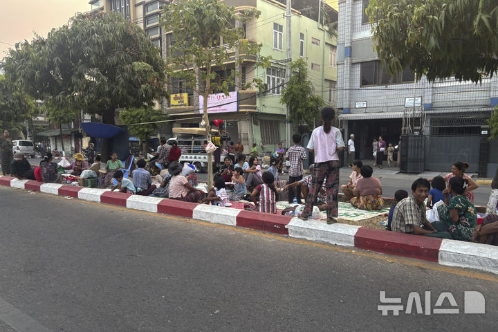 [만달레이=AP/뉴시스] ﻿﻿지난달 28일 미얀마에서 발생한 규모 7.7의 강진으로 인한 사망자가 2일(현지 시간) 기준 3000명을 넘겼다. 2일 미얀마 만달레이 왕궁 인근 도로에서 이재민들이 쉬는 모습. 2025.04.03.