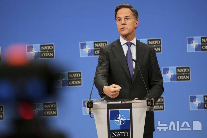 [브뤼셀=AP/뉴시스]유럽이 우크라이나 평화유지 목적 다국적군 운용에 북대서양조약기구(NATO·나토) 체계를 활용하는 방안을 검토하고 있는 것으로 알려졌다. 사진은 마르크 뤼터 나토 사무총장이 2일(현지 시간) 브뤼셀 나토 본부에서 열린 나토 외교장관회의에 앞서 기자회견을 하는 모습. 2025.04.03.