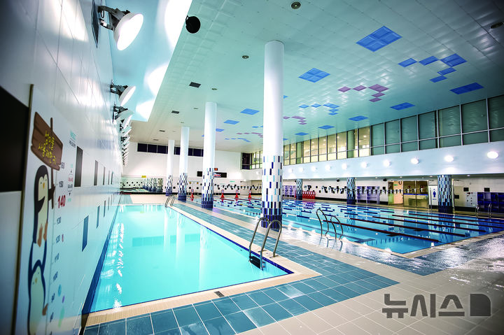 [김해=뉴시스]김해서부스포츠센터 수영장. (사진=김해문화관광재단 제공). 2025.4.2. photo@newsis.com