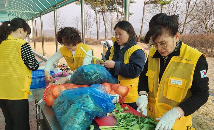 [안동=뉴시스] 안동산불 이재민들을 돕기 위해 달려온 자원봉사자들이 음식을 조리하기 위해 채소를 다듬고 있다. 2025.04.02. (사진=안동시 제공) photo@newsis.com&nbsp;&nbsp; *재판매 및 DB 금지