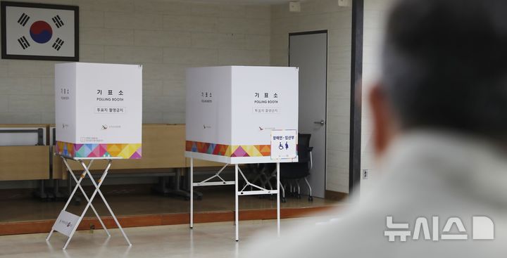 [인천=뉴시스] 김동영 기자 = 4·2 강화군 보궐선거일인 2일 오전 인천 강화군 강화읍사무소 2층에 마련된 투표소에서 유권자들이 소중한 한 표를 행사하고 있다. 2025.04.02. dy0121@newsis.com 