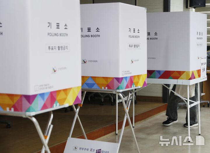 [인천=뉴시스] 김동영 기자 = 4·2 강화군 보궐선거일인 2일 오전 인천 강화군 강화읍사무소 2층에 마련된 투표소에서 유권자들이 소중한 한 표를 행사하고 있다.2025.04.02. dy0121@newsis.com 