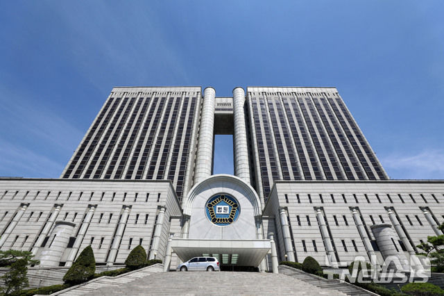 [서울=뉴시스] 정부 지침에 따른 우선접종대상자에 해당해 코로나19 백신을 맞고 하지마비 증상이 나타났다면 이를 업무상 재해로 볼 수 있다고 법원이 재차 판단했다. 사진은 서울 서초구 법원종합청사 (사진=뉴시스DB). 2025.04.02. photo@newsis.com