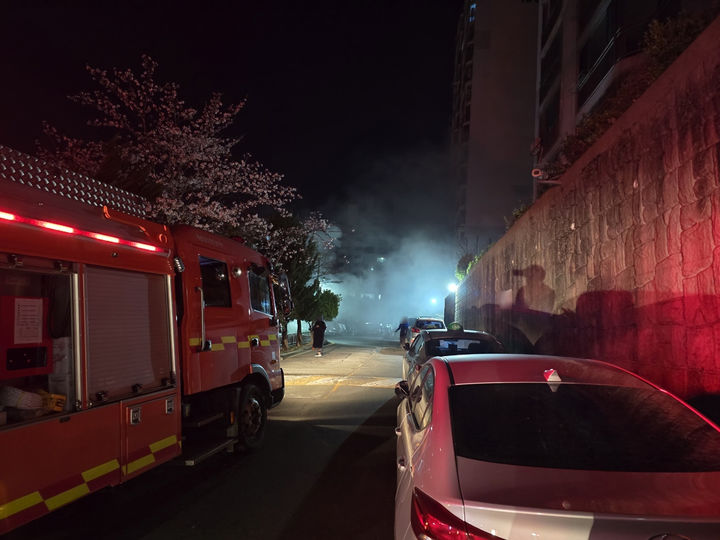 [부산=뉴시스] 2일 오전 4시53분께 부산 해운대구의 한 아파트 지하주차장에 주차된 승용차에서 불이 났다. (사진=부산소방재난본부 제공) 2025.04.02. photo@newsis.com *재판매 및 DB 금지