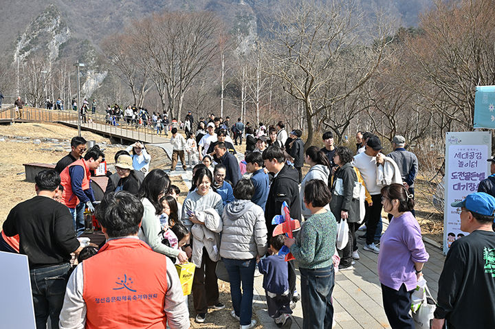 지난 3월 22일 동강할미꽃축제가 열린 정선읍 동강할미꽃길 걷기 행사 모습.(사진=정선군 제공) *재판매 및 DB 금지