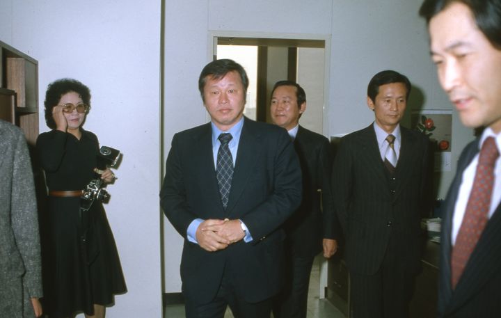 [서울=뉴시스]SK가 디지털 아카이브 프로젝트를 통해 최종현 선대회장에 대한 13만여개 자료를 디지털로 전환했다. 1980년 12월 최 선대회장이 유공(현 SK이노베이션) 인수 후 첫 출근해 사무실에서 직원들과 인사를 나누고 있다. (사진 = SK) 2025.04.02. photo@newsis.com *재판매 및 DB 금지