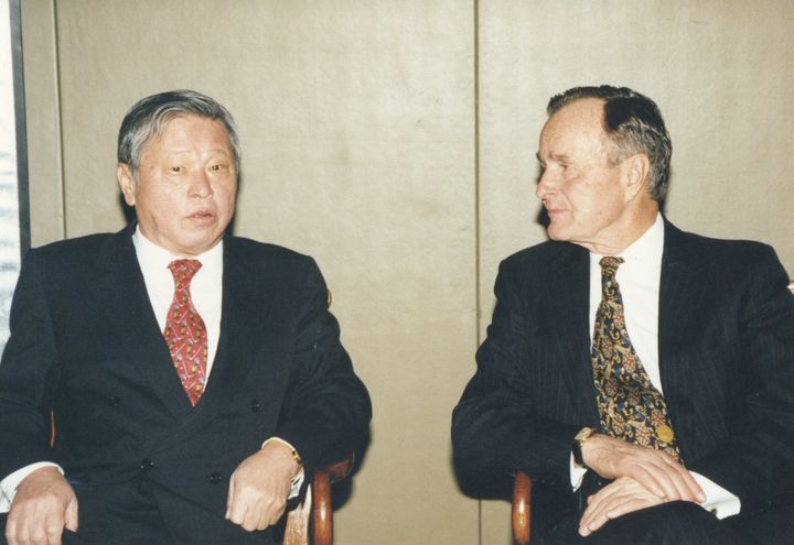 [서울=뉴시스]SK가 디지털 아카이브 프로젝트를 통해 최종현 선대회장에 대한 13만여개 자료를 디지털로 전환했다. 1996년 1월 최 선대회장(왼쪽)이 서울 한남동 그랜드하얏트 호텔에서 조지 H. W. 부시 전 미국 대통령과 만나 환담을 나누고 있다. (사진 = SK) 2025.04.02. photo@newsis.com *재판매 및 DB 금지