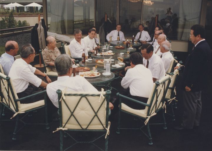 [서울=뉴시스]SK가 디지털 아카이브 프로젝트를 통해 최종현 선대회장에 대한 13만여개 자료를 디지털로 전환했다. 1994년 6월 전경련 회장단 모임에서 최 선대회장(왼쪽 5번째)이 환하게 웃고 있다.(사진 = SK) 2025.04.02. photo@newsis.com&nbsp; *재판매 및 DB 금지