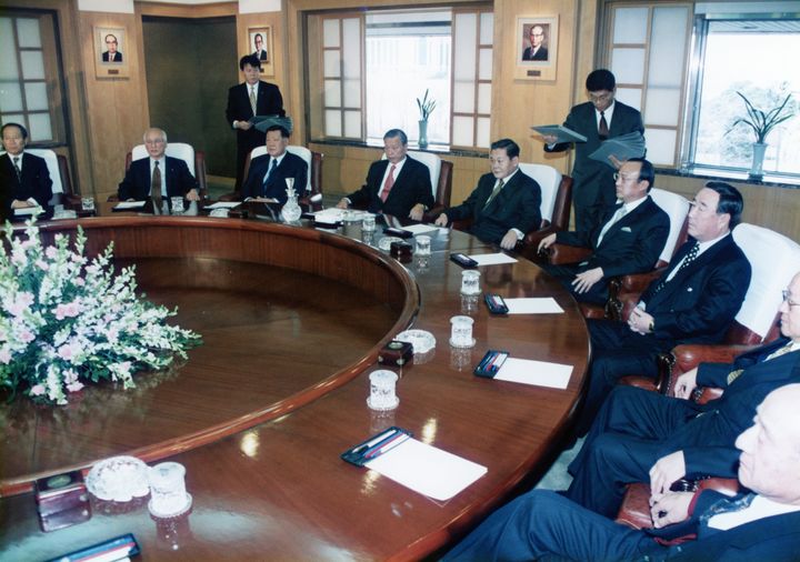 [서울=뉴시스]SK가 디지털 아카이브 프로젝트를 통해 최종현 선대회장에 대한 13만여개 자료를 디지털로 전환했다. 1998년 1월 전국경제인연합회 회장단 회의에서 최 선대회장(좌석 왼쪽 4번째)이 발표를 경청하고 있다. 그는 그해 8월 별세했다. (사진 = SK) 2025.04.02. photo@newsis.com *재판매 및 DB 금지