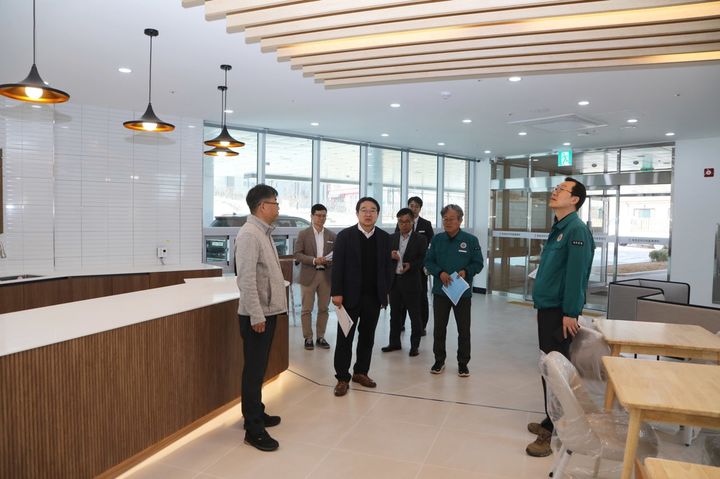[옥천=뉴시스] 황규철(왼쪽 두번째) 충북 옥천군수와 관계 공무원들이 1일 옥천읍 금구리 '다가치동행센터' 건축사업 현장을 둘러보고 있다. 아동돌봄 복합문화공간으로 활용할 이 시설은 안전점검 등을 마친 후 6월에 개관한다. (사진=옥천군 제공) 2025.04.02. photo.newsis.com *재판매 및 DB 금지