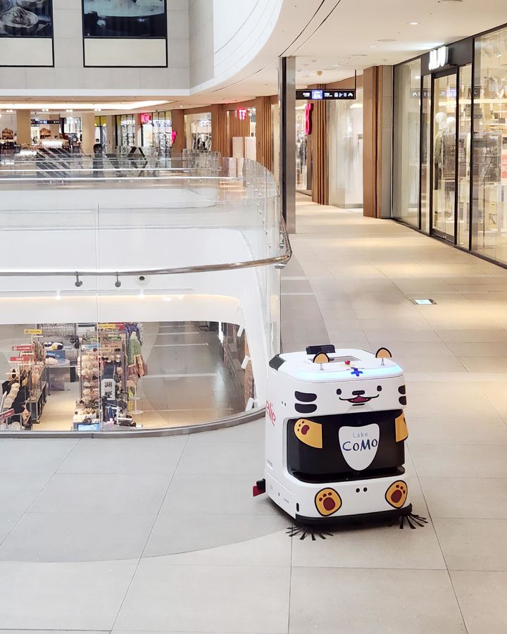 [서울=뉴시스] 우미건설의 자산관리회사인 우미에스테이트는 경기 화성시 동탄대로 복합상업공간 '레이크 꼬모'에 인공지능(AI) 기반 청소로봇 '휠리 J40'을 배치했다고 2일 밝혔다. (사진=우미건설 제공) 2025.04.02. photo@newsis.com *재판매 및 DB 금지