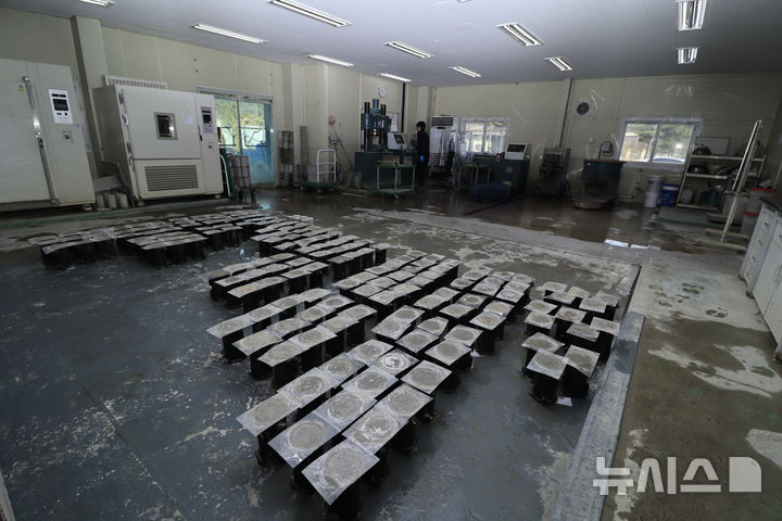 [서울=뉴시스] 경기도 고양시에 위치한 유진기업 기술연구소에서 콘크리트시험체 캡핑(capping) 작업을 진행하고 있다. (사진=유진기업 제공)