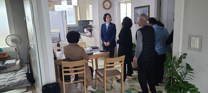 [대전=뉴시스] 대전시가 공동주택 내 층간소음 문제를 해결하기 위해 '층간소음 해소 전문 컨설팅 서비스'를 본격 시행한다. 전문 컨설팅단이 현장을 방문해 상담을 벌이고 있다. (사진=대전시 제공) 2025. 04.02. photo@newsis.com *재판매 및 DB 금지