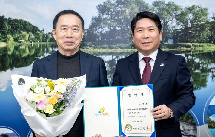 제천문화재단 김상수 이사장과 김창규 제천시장(왼쪽부터) *재판매 및 DB 금지