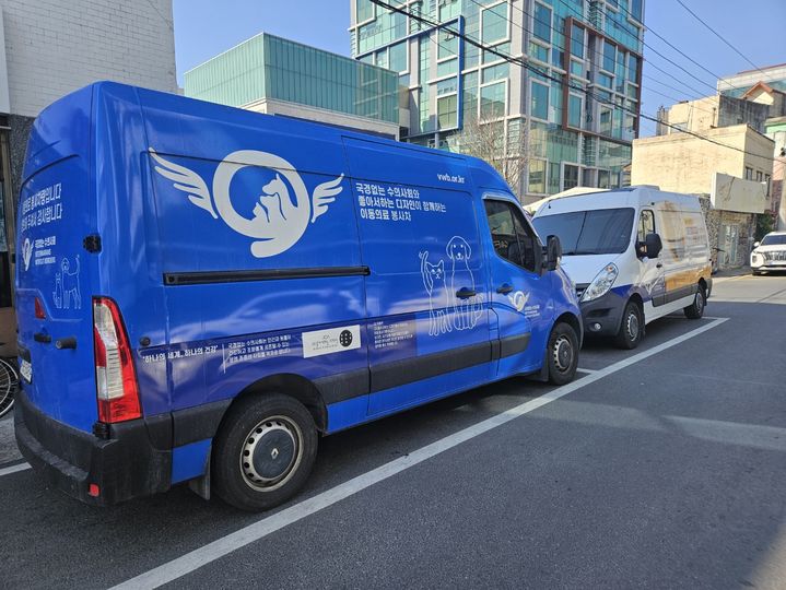 [안동=뉴시스] 산불피해 반려동물 위한 이동의료 봉사차 june@newsis.com *재판매 및 DB 금지