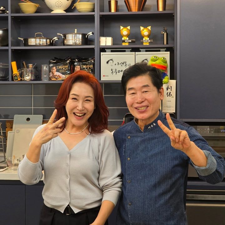 [서울=뉴시스]주현미(왼쪽)와 이연복 셰프 (사진=이연복 셰프 SNS 캡처) *재판매 및 DB 금지