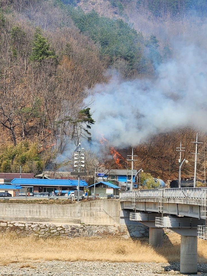 [무주=뉴시스] 2일 오전 11시8분께 전북 무주군 무주읍의 한 산에서 불이 나 불길이 피어오르고 있다. (사진=산림청 제공) 2025.04.02. photo@newsis.com *재판매 및 DB 금지