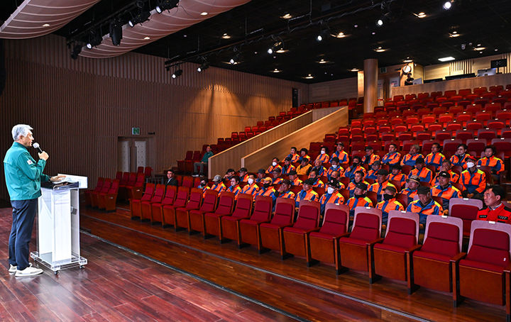 2일 정선군문화예술회관에서 열린 '2025년 공공산림가꾸기사업 발대식'에 참석한 최승준 정선군수가 인사말을 하고 있다. (사진=정선군 제공) *재판매 및 DB 금지