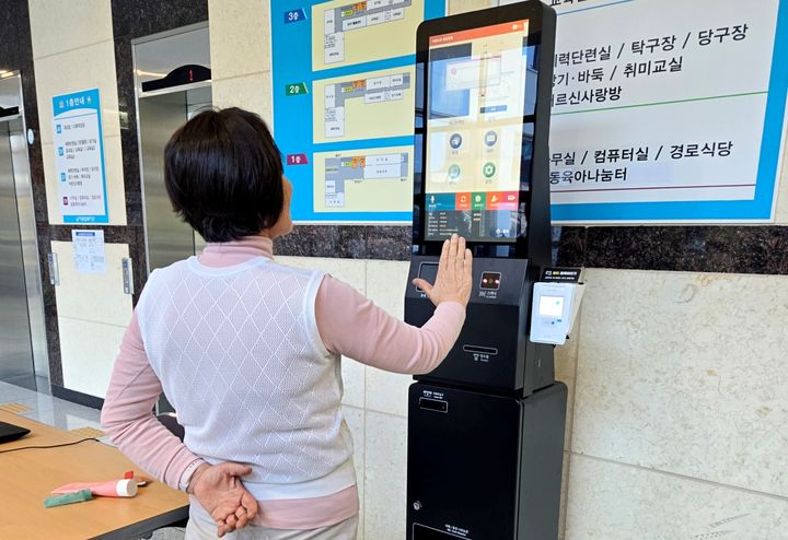 [창녕=뉴시스] 신규 이용 어르신이 회원등록을 위해 기본사항 및 장정맥을 등록하고 있다. (사진= 창녕군 제공) 2025.04.02. photo@newsis.com *재판매 및 DB 금지