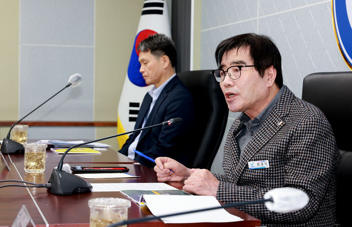 [보령=뉴시스] '2025 자전거의 날' 행사 대행 용역 착수보고회를 주재하는 김동일 보령시장. (사진=보령시 제공) 2025.04.02. photo@newsis.com *재판매 및 DB 금지