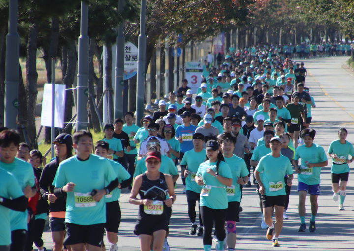 [양양=뉴시스] 지난해 양양 강변 전국 마라톤 대회 모습. (사진=양양군 제공) 2025.04.02. photo@newsis.com&nbsp;&nbsp; *재판매 및 DB 금지