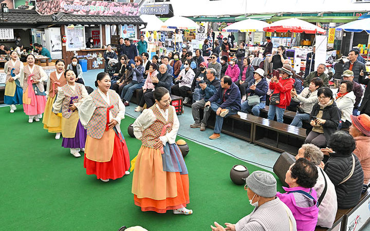 맛·멋·흥이 어우러지는 대한민국 명품 정선5일장이 2일 정선5일장터에서 흥겨운 문화공연이 펼쳐지고 있다.(사진=정선군 제공) *재판매 및 DB 금지