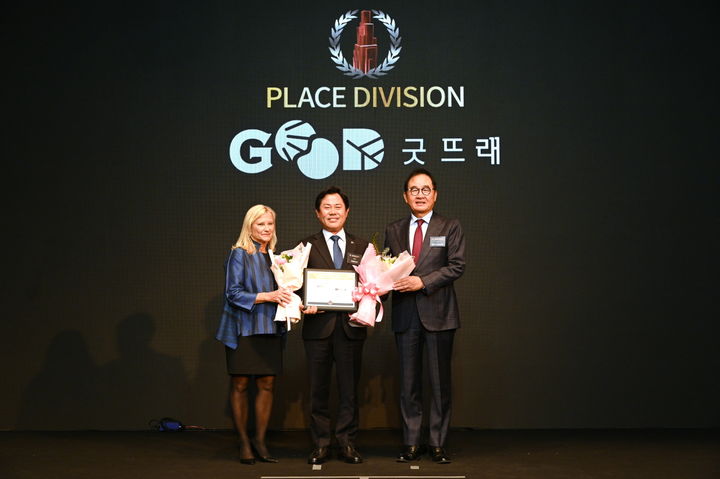 [부여=뉴시스] 박정현(가운데) 부여군수가 2일 서울 소공동 롯데호텔에서 열린 올해 '뉴욕페스티벌 대한민국 국가브랜드 대상' 시상식에서 공동브랜드 부문에 '굿뜨래'가 1위로 선정돼 대상을 받은 뒤 기념사진을 찍고 있다. (사진= 부여군 제공) 2025.04.02. photo@newsis.com *재판매 및 DB 금지