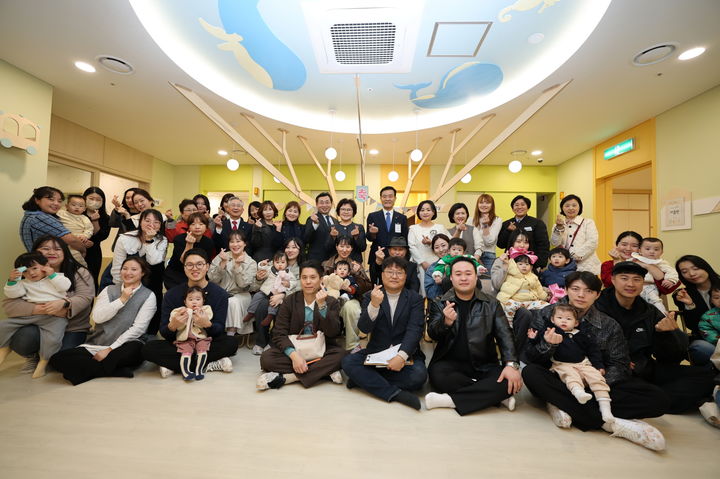 [서울=뉴시스] ‘신나는어린이집’ 개원식에 참석한 이승로 성북구청장(뒷 줄 오른쪽 여섯 번째)과 관계자들. 2025.04.02 (사진 제공=성북구청) photo@newsis.com *재판매 및 DB 금지