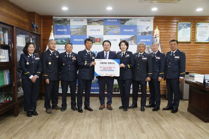 옥천군 의용소방대연합회 산불피해주민 돕기 성금 전달(사진=옥천군 제공) *재판매 및 DB 금지