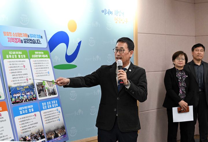 [울산=뉴시스] 울산 남구청 문종현 행정경제국장이 2일 남구청 프레스센터에서 '민생경제 활력이 살아나는 경제도시 남구 조성'을 주제로 세부사업을 소개하고 있다. (사진=울산 남구 제공) 2025.04.02. photo@newsis.com *재판매 및 DB 금지