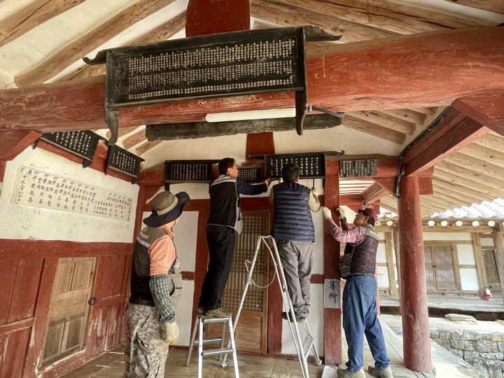 [진주=뉴시스]경남 산청·하동 산불이 확산됨에 따라 경상문화유산돌봄협회 직원들이 하동 모한재 현판 및 편액 17점에 대해 소산작업을 하고있다.(사진=문화유산돌봄협회 제공).2025.04.02.photo@newsis.com *재판매 및 DB 금지